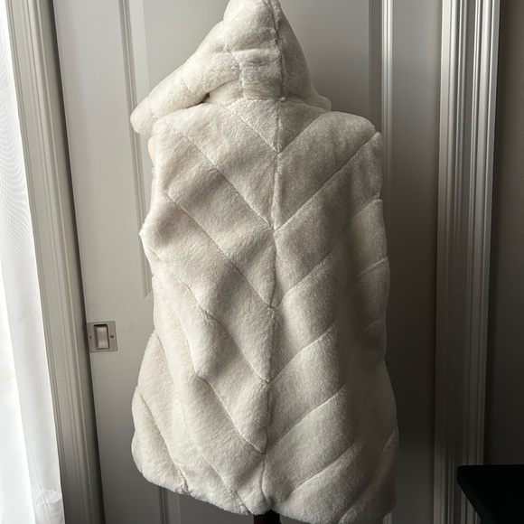 BCB Generation Faux Fur sleeveless lined hooded vest - Picture 6 of 16